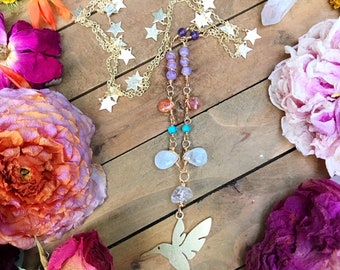 Messing HUMMINGBIRD ketting//een van een soort//maansteen, zonnesteen, lepidoliet, turquoise & amethist met herkimer//