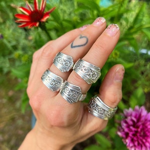 Size 9 SPOON RING // Tudor pattern // single wrap vintage siler flatware