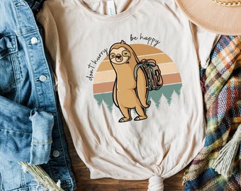 Camiseta de caminhada, camiseta de montanha, camisa de acampamento de aventura, ao ar livre, camisa Wanderlust, presente para amantes da natureza, camiseta gráfica feminina, Happy Camper