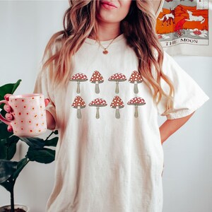 Ästhetisches Pilz Shirt Cottagecore Kleidung botanisches Geschenk für sie Grafik Tee Pflanzenliebhaber Tee Botanisches Tshirt Cottage Core Fungus Shirt