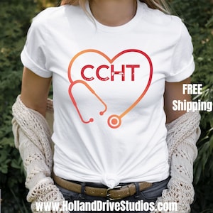 Puede incluir: Camiseta blanca con un gráfico de corazón rojo con el texto "CCHT" y un estetoscopio. Envío gratuito.