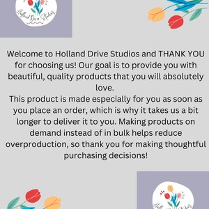 K&ouml;nnte beinhalten: Ein lilafarbener Hintergrund mit Text, der lautet: "Willkommen bei Holland Drive Studios und VIELEN DANK, dass Sie uns gew&auml;hlt haben! Unser Ziel ist es, Ihnen wundersch&ouml;ne, hochwertige Produkte zu liefern, die Sie absolut lieben werden. Dieses Produkt wird speziell f&uuml;r Sie hergestellt, sobald Sie eine Bestellung aufgeben. Daher dauert es etwas l&auml;nger, bis wir es Ihnen liefern k&ouml;nnen. Die Herstellung von Produkten auf Anfrage statt in gro&szlig;en Mengen tr&auml;gt dazu bei, die &Uuml;berproduktion zu reduzieren. Vielen Dank, dass Sie durchdachte Kaufentscheidungen treffen!" Der Text ist von einem floralen Design mit roten, gelben und orangefarbenen Tulpen umgeben.