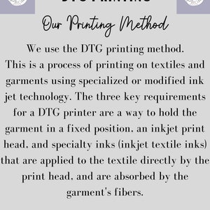 Op de afbeelding: Een lichtgrijze afbeelding met de tekst "DTG PRINTING" en "Our Printing Method". De tekst legt het DTG-drukproces uit, inclusief inkjettechnologie en speciale inkten. De website www.HollandDriveStudios.com wordt ook weergegeven.