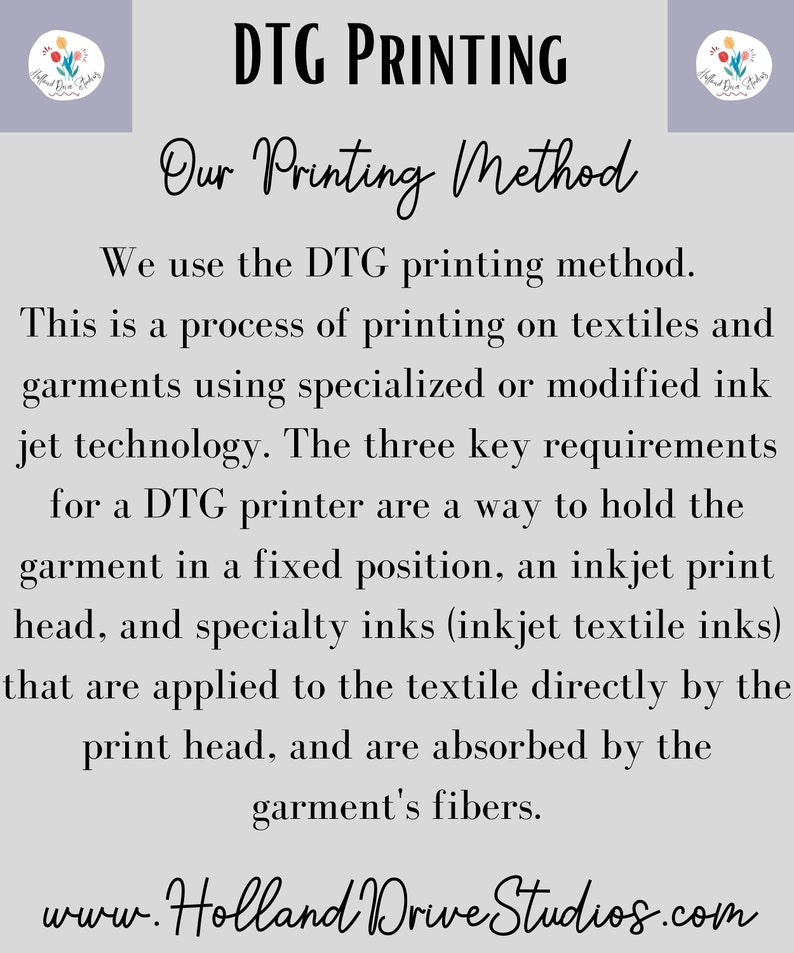 Op de afbeelding: Een lichtgrijze afbeelding met de tekst "DTG PRINTING" en "Our Printing Method". De tekst legt het DTG-drukproces uit, inclusief inkjettechnologie en speciale inkten. De website www.HollandDriveStudios.com wordt ook weergegeven.