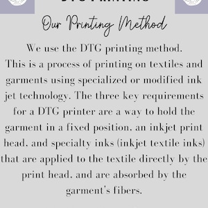 Puede incluir: Un gr&aacute;fico que explica el m&eacute;todo de impresi&oacute;n directa a prenda (DTG). El texto describe el proceso de impresi&oacute;n en textiles y prendas utilizando tecnolog&iacute;a de inyecci&oacute;n de tinta especializada o modificada. El texto tambi&eacute;n enumera los tres requisitos clave para una impresora DTG: una forma de sujetar la prenda en una posici&oacute;n fija, un cabezal de impresi&oacute;n de inyecci&oacute;n de tinta y tintas especiales.