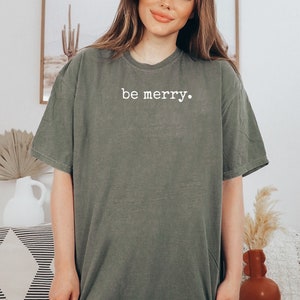 Christmas Comfort Color Be Merry TShirt,Merry Christmas Shirt,Retro Christmas T-shirt,Christmas Party Shirt,Oversized Women,Xmas Gift Mom