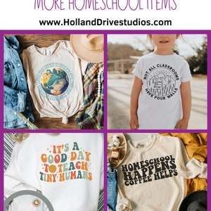 Op de afbeelding: Afbeelding met vier t-shirts en sweatshirts met tekst en afbeeldingen. E&eacute;n shirt heeft een wereldkaartontwerp, een ander zegt "Not All Classrooms Have Four Walls", en de anderen zeggen "It's a Good Day to Teach Tiny Humans" en "Homeschool Happens Coffee Helps."