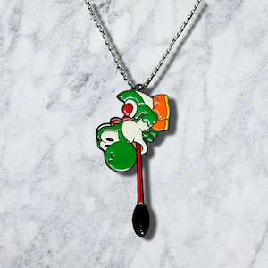 Cuchara y collar mini de Yoshi