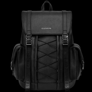 Peut inclure: Sac à dos noir avec fermeture à rabat, poches latérales et une poignée supérieure. Le sac à dos présente un motif croisé sur le devant et le mot "GUSEPE" sur le rabat et les sangles. Le sac a des boucles argentées.