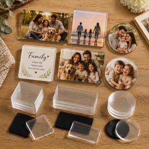 Peut inclure: Une collection de dessous de verre et aimants photo en acrylique transparent de formes rectangulaires, carrées et circulaires. Certains présentent des photos de famille imprimées et un panneau décoratif avec le texte Family where life begins and love never ends.