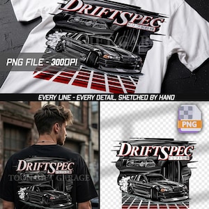 Op de afbeelding: Een wit t-shirt met een grafische print van een zwarte auto die drift op een rood en zwart rasterpatroon. Het ontwerp bevat de tekst DRIFTSPEC in dikke zwarte letters met Japanse karakters eronder en een kleinere auto-illustratie.