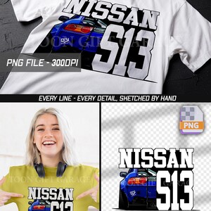 Könnte beinhalten: Weißes T-Shirt mit einem blauen Nissan S13-Autodesign. Das Design zeigt das Wort "NISSAN" über dem Auto und "S13" darunter. Text beinhaltet "PNG FILE - 3000DPI" und "EVERY LINE - EVERY DETAIL, SKETCHED BY HAND".