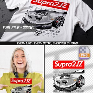 Op de afbeelding: Wit T-shirt met een afbeelding van een zilveren Supra 2JZ auto, rode accenten en Japanse tekst. Het ontwerp staat in een rode doos met de tekst "Supra2JZ". Het shirt heeft ook de tekst "PNG FILE - 3000DPI" en "EVERY LINE - EVERY DETAIL, SKETCHED BY HAND".