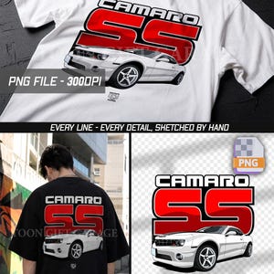 Puede incluir: Una camiseta blanca con un estampado gráfico de un coche Camaro SS blanco y el texto CAMARO SS en letras rojas grandes. El diseño incluye el texto PNG FILE - 300DPI y EVERY LINE - EVERY DETAIL, SKETCHED BY HAND en la camiseta.