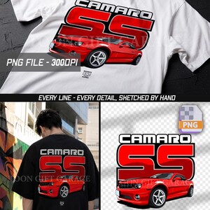 Puede incluir: Una camiseta blanca con un gráfico de un coche Camaro SS rojo con el texto CAMARO SS encima. El diseño incluye una ilustración detallada del vehículo. La imagen también muestra una camiseta negra con el mismo gráfico y un archivo digital.
