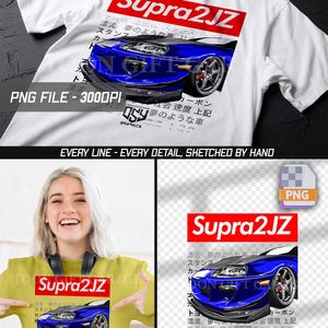 Könnte beinhalten: Weißes T-Shirt mit einem blauen Supra 2JZ-Autodesign und rotem Text. Das Design enthält japanischen Text und die Worte "PNG FILE - 3000DPI". Das Shirt wird auf einer weißen Oberfläche präsentiert.
