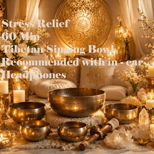 Op de afbeelding: Een verzameling metalen gouden klankschalen gerangschikt met witte kaarsen en bloemen. De tekst luidt: Stress Relief 60 Min Tibetan Singing Bowl Recommended with in-ear Headphones. Een houten klopper ligt bij de schalen in deze opstelling.