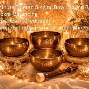 Op de afbeelding: Vier metalen Tibetaanse klankschalen met geëtste geometrische patronen, gerangschikt met een houten klopper. De tekst luidt: 40 Minute Tibetan Singing Bowl Sound Bath, Chackra Balancing, Sleep, Relax, Meditation, Recommended with in-ear Headphones.