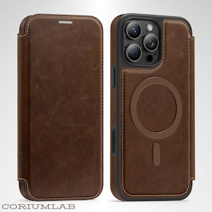 Peut inclure: Une coque de téléphone en cuir marron foncé avec un rabat et un anneau de charge magnétique au dos. L'étui présente des coutures visibles sur les bords et une découpe pour les objectifs de l'appareil photo. La marque CORIUMLAB est inscrite en bas.