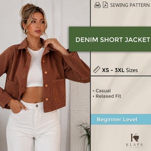 Puede incluir: Chaqueta corta de mezclilla marrón con botones y dos bolsillos delanteros. La chaqueta es parte de un patrón de costura, disponible en tallas XS-3XL, y se describe como casual y de corte relajado. El patrón es para principiantes.