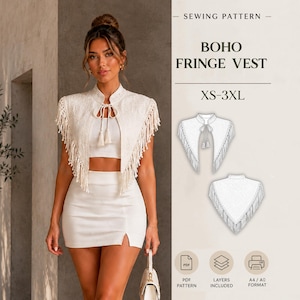 Può includere: Un cartamodello per gilet con frange color crema, caratterizzato da uno scollo alto con chiusura a laccetti e lunghe frange lungo i bordi. Il testo riporta SEWING PATTERN, BOHO FRINGE VEST e XS-3XL, con disegni tecnici del capo d'abbigliamento.