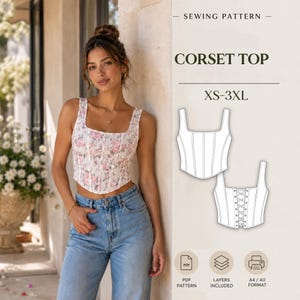 Puede incluir: Un patrón de costura para un top tipo corsé en tallas XS-3XL. La imagen muestra un top blanco con estampado floral rosa, escote cuadrado y costuras estructuradas. Un dibujo técnico muestra la parte delantera y trasera con detalle de cordones.