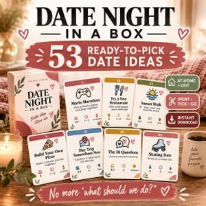 Peut inclure: Un coffret Date Night in a Box comprenant une boîte en carton et 53 cartes d'idées de rendez-vous. Les cartes présentent des activités comme Mario Marathon, Sunset Walk et Skating Date avec des icônes et des symboles. Texte : Date Night in a Box.