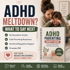 Puede incluir: Un libro de guiones para padres de niños con TDAH con encuadernación en espiral, portada blanca y texto en verde oscuro y azul marino. La portada muestra una planta en maceta, un sofá y el texto: ADHD PARENTING SCRIPT BOOK, DE-ESCALATION GUIDE.