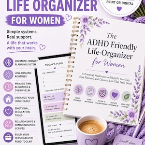 Könnte beinhalten: Ein spiralgebundenes Arbeitsbuch mit dem Titel The ADHD Friendly Life-Organizer for Women mit violetten Lavendel-Akzenten. Das Set enthält ein Tablet mit einer Tagesplanungs-Vorlage, eine violette Tasse und eine Notiz mit der Aufschrift Small steps. Gentle systems. Big change. Das Design zeigt violetten Text und Symbole auf weißem Grund.