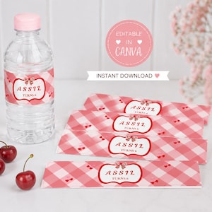 Peut inclure: Une bouteille d'eau en plastique transparent avec un bouchon rose clair et une étiquette à carreaux roses portant le texte "ASSIL TURNS 6" et des illustrations de cerises. À côté se trouvent trois étiquettes en papier et trois cerises rouges.