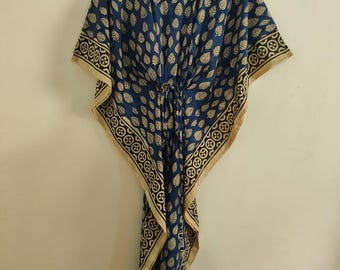 Könnte beinhalten: Ein blaues Kaftan-Kleid mit einem sich wiederholenden beigen Blattmuster auf dem gesamten Stoff. Das Kleidungsstück verfügt über einen V-Ausschnitt, ein Taillenband mit Kordelzug und weite Ärmel. Der Saum und die Ärmelkanten haben eine Bordüre.