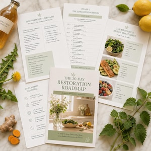 Può includere: Una raccolta di guide sanitarie stampate intitolate The 30-Day Restoration Roadmap, The Hormone-Liver Axis e The Menopause Rescue Cheat Sheet, contenenti consigli nutrizionali, abitudini quotidiane e suggerimenti per i pasti accanto a limoni, zenzero ed erbe fresche.