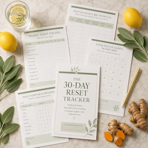 Può includere: Una raccolta di fogli di monitoraggio del benessere stampati che includono The 30-Day Reset Tracker, un registro giornaliero di glucosio e bile, un tracker di abitudini settimanale, una griglia di 30 giorni per il fegato e un grafico dei sintomi con foglie di salvia.