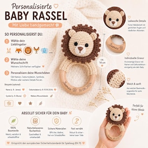 Op de afbeelding: Een gehaakte babyrammelaar in de vorm van een leeuw met een kop van beige en bruin garen op een gladde houten ring. De houten ring is gegraveerd met de naam James, een bloemicoon en de datum 10.06.2026. De rammelaar is ongeveer 14 cm groot.