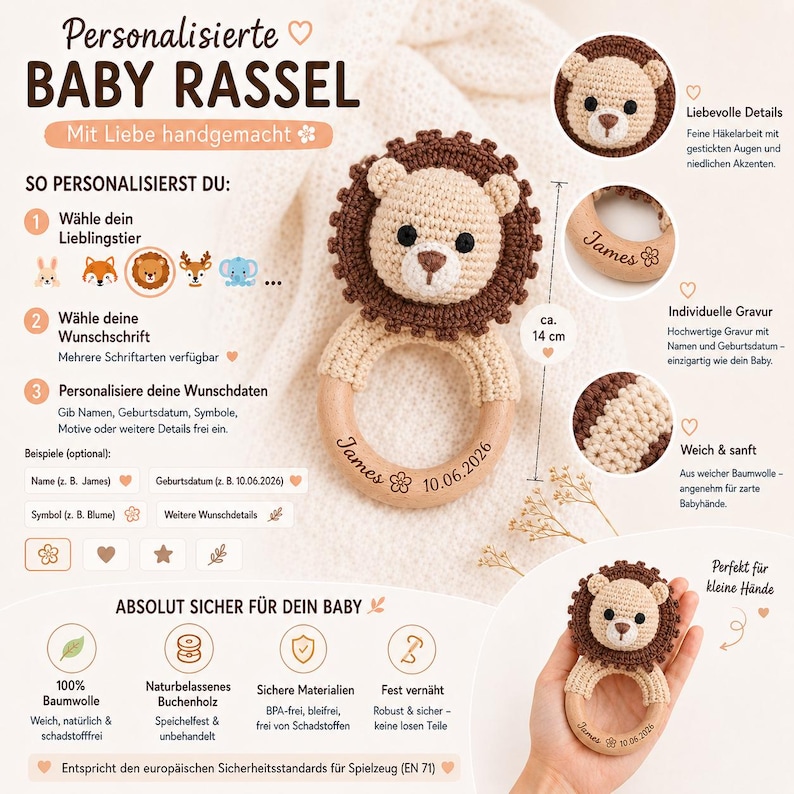 Op de afbeelding: Een gehaakte babyrammelaar in de vorm van een leeuw met een kop van beige en bruin garen op een gladde houten ring. De houten ring is gegraveerd met de naam James, een bloemicoon en de datum 10.06.2026. De rammelaar is ongeveer 14 cm groot.