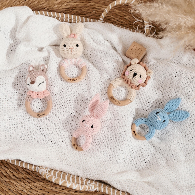 Personalisierte Baby Rassel mit Namen｜Häkelrassel mit Holzring｜Geschenk zur Geburt, Babyparty & Taufe afbeelding 8