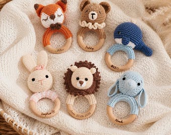 Personalisiertes Baby Rassel mit Namen｜Häkelrassel mit Holzring｜Geschenk zur Geburt, Babyparty & Taufe