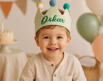 Personalisierte Geburtstagskrone mit Namen | Stoffkrone Kinder mit Pompons | Geburtstagskrone Junge Mädchen | Geschenk Kindergeburtstag