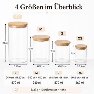 Puede incluir: Cuatro frascos de almacenamiento de vidrio transparente con tapas de madera clara, etiquetados L, M, S y XS. Dimensiones: L 20 cm de alto, 10 cm de di&aacute;metro, 1570 ml; M 12 cm de alto, 10 cm de di&aacute;metro, 940 ml; S 10 cm de alto, 8,5 cm de di&aacute;metro, 570 ml; XS 8 cm de alto, 6,5 cm de di&aacute;metro, 260 ml.