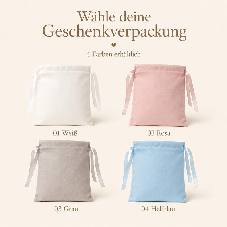 Op de afbeelding: Vier stoffen cadeauzakjes met trekkoord in wit, roze, grijs en lichtblauw. De tekst luidt: "W&auml;hle deine Geschenkverpackung" en "4 Farben erh&auml;ltlich". Elk zakje is voorzien van bijpassende linten aan de bovenzijde om het zakje te sluiten.