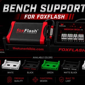 Può includere: Sistema di supporto da banco nero e rosso per la programmazione ECU Foxflash. Il sistema include un bench-box ed è disponibile in rosso, bianco, nero, verde e nero opaco. Il testo "the tunerbible.com" è visibile.