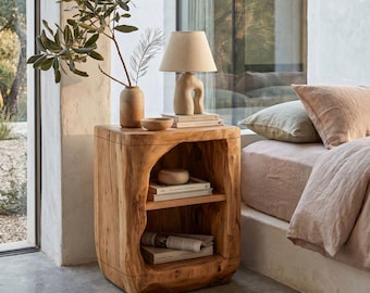 Mesita de noche de madera natural estilo granja moderna con almacenamiento abierto.