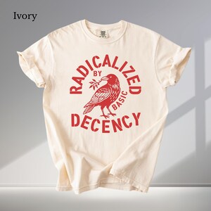 Camiseta Radicalized By Basic Decency Comfort Colors, Camiseta Ativista, Camiseta com Estampa Progressista, Camiseta de Protesto por Justiça Social, Presente
