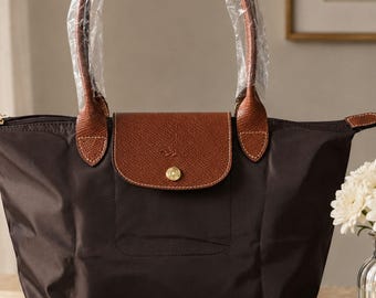Bolsa Longchamp Grande Marrom em Nylon, Bolsa de Ombro Dobrável com Detalhes em Couro, Bolsa Leve para Uso Diário e Viagens