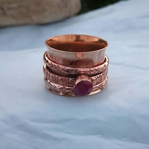 Handgemaakte spinnerbandring van gehamerd koper, statement ring robijn edelsteen voor dames