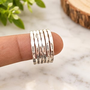 Anelli impilabili in argento sterling martellato, realizzati a mano, con texture in stile boho (set)