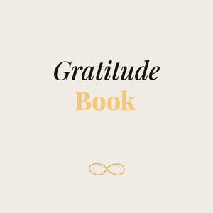 Puede incluir: Un diario de color crema con las palabras "Gratitude Book" en letras negras y doradas. El símbolo del infinito está en la parte inferior. El diario es de Ember Studio Collective.