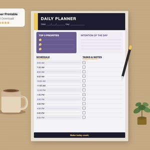 Peut inclure: Un planificateur quotidien imprimable avec un fond blanc, comprenant des sections pour les principales priorités, l'emploi du temps, les tâches et les notes. Comprend une tasse à café, un crayon et une petite plante en pot. Le planificateur a un design violet et jaune.