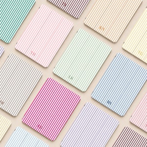 Può includere: Una collezione di custodie rettangolari per tablet con strisce verticali in vari colori pastello e vivaci, tra cui rosa, blu, verde, giallo e bordeaux. Ogni custodia è personalizzata con iniziali di due lettere stampate al centro.