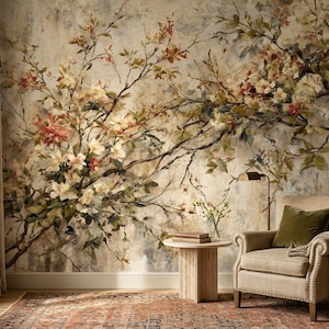 Peut inclure: Une peinture murale représentant des branches fleuries avec des fleurs blanches, roses et vertes sur un fond texturé aux tons neutres. La fresque est située derrière un fauteuil beige, une petite table ronde et une lampe.